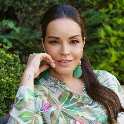 Bengü Küçük Denizkızı masalını okuyor