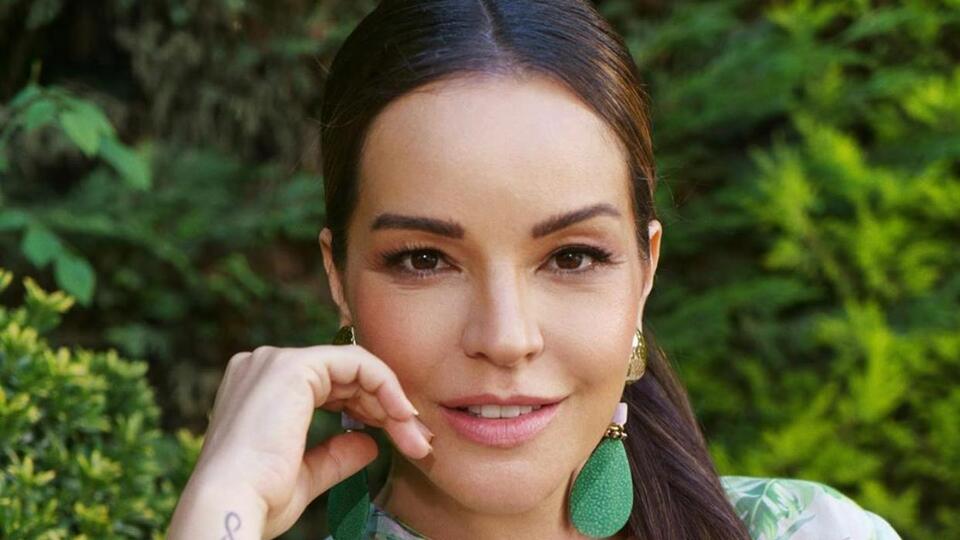 Bengü Küçük Denizkızı masalını okuyor