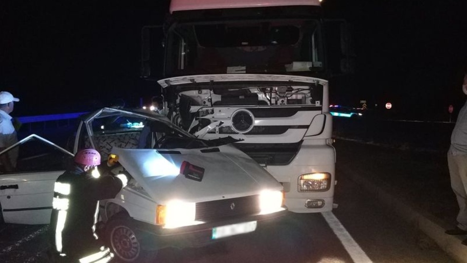 Çorum'da otomobil ile TIR çarpıştı: 1 ölü