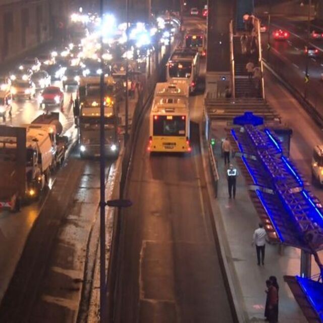 Edirnekapı metrobüs durağında yenileme çalışması