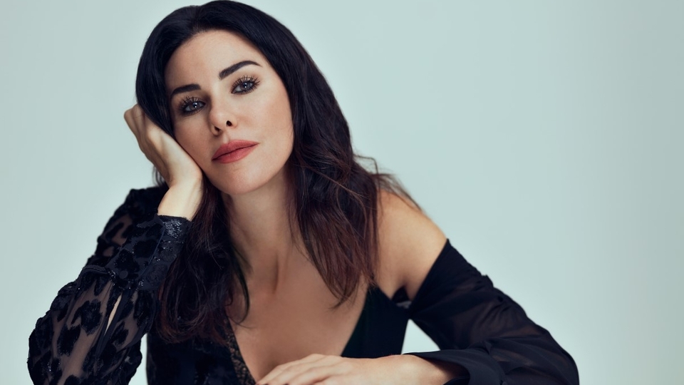 Defne Samyeli kimdir?