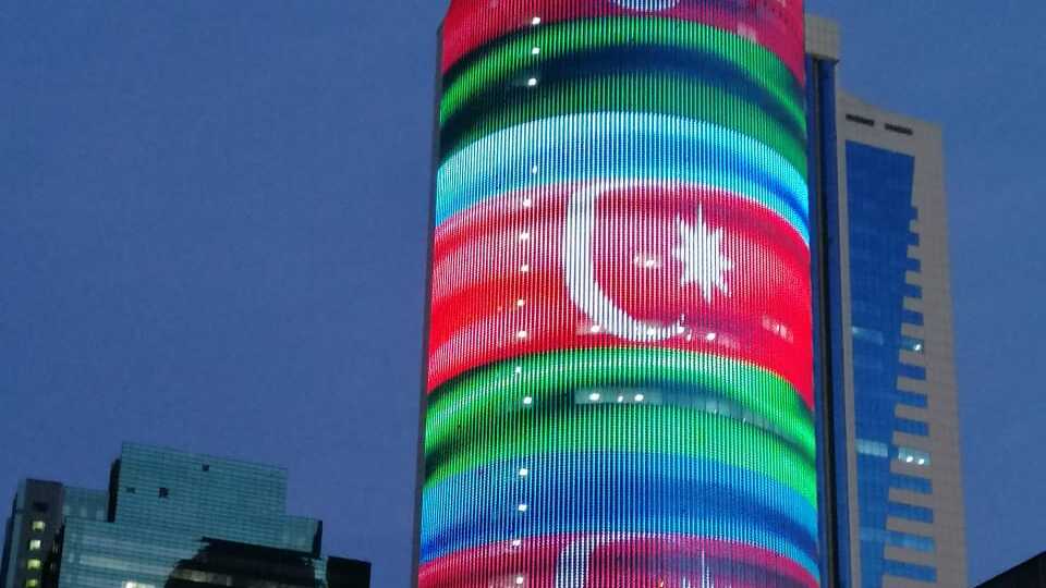 O binada artık Azerbaycan bayrağı dalgalanıyor