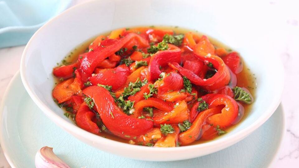 Kırmızı biber salatası için pratik tarif