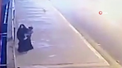 Çocuğunu nehre atan annenin videosu şoke etti!