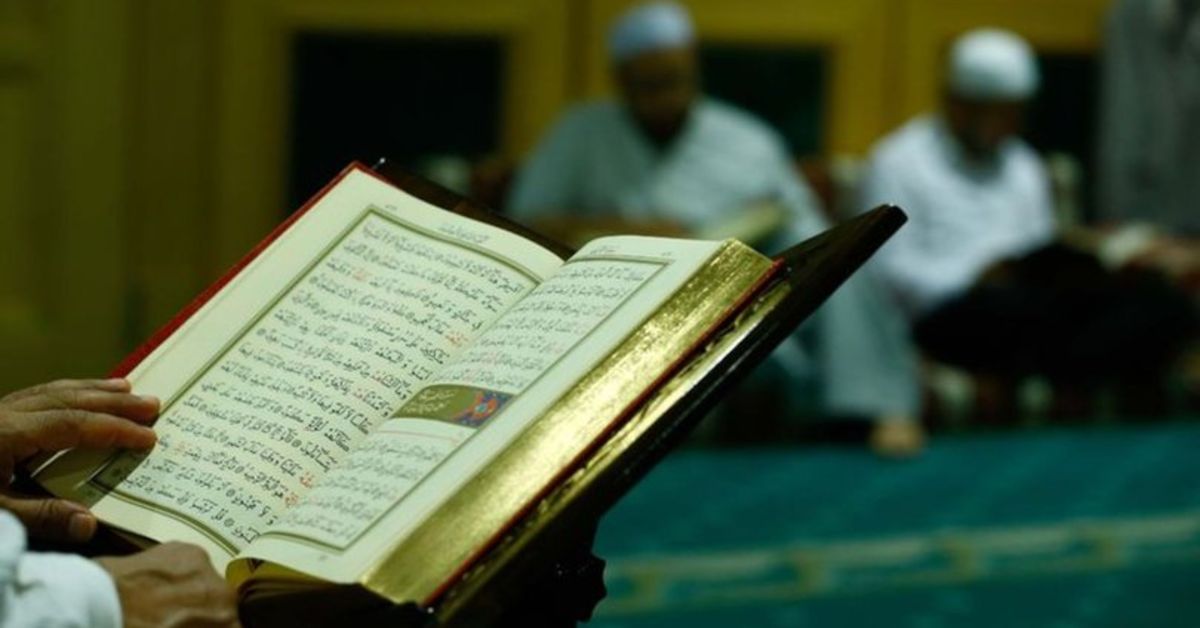 Учиться на арабский коран. Ашраф куран. Изучение Корана. Выучить Коран. Чтение Корана в мечети.