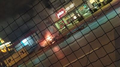 Kaza yapan araç patladı, sürücü son anda kurtuldu