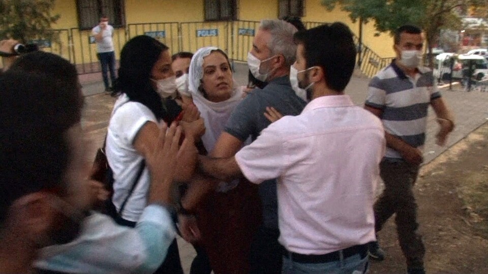 Diyarbakır annelerine hakaret eden HDP'li vekile soruşturma