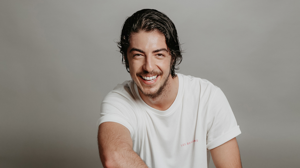 Dedesinin izinden gidiyor