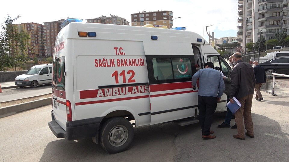 Bir dehşet daha! Boşanma davasına giderken eşini bıçakladı!