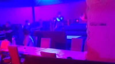 Kumar oynatmak için duvarı kırıp bölme açmışlar