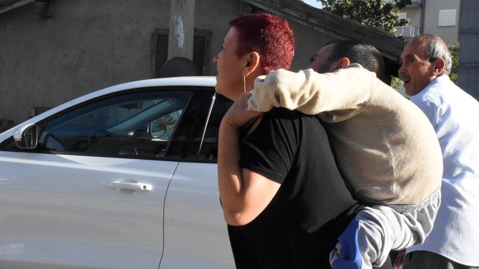 Annesinin sırtında taşıyarak okuttuğu genç üniversiteli oldu