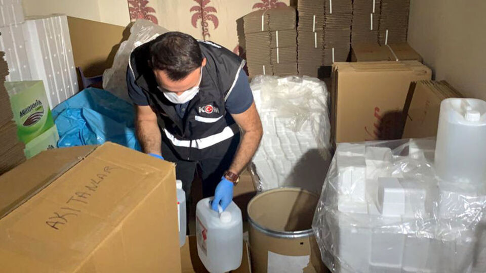 Evi sahte içki fabrikasına çevirmişler