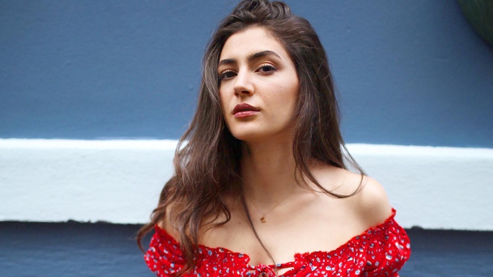 Sesiyle de şaşırttı