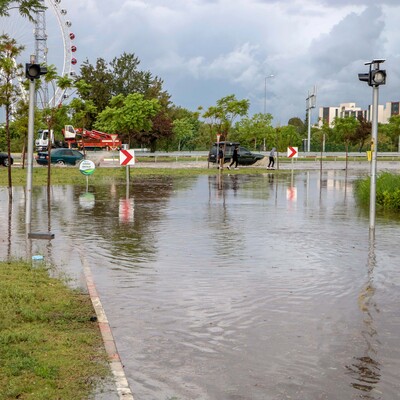 Antalya'da şiddetli yağış ve rüzgar hayatı felç etti!