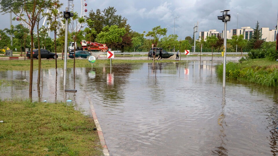 Antalya'da şiddetli yağış ve rüzgar hayatı felç etti!