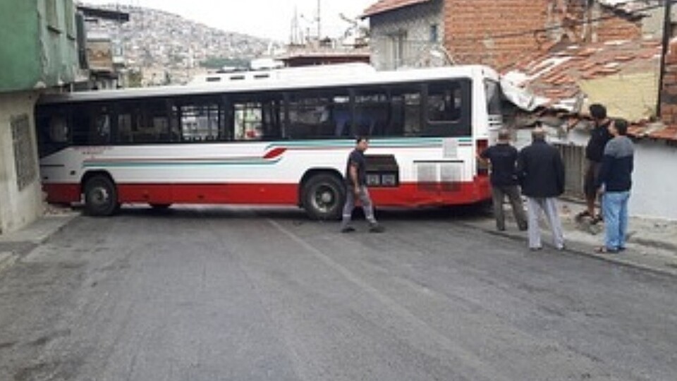 İzmir'de belediye otobüsü iki eve çarptı: 6 yaralı!