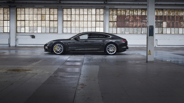 700 beygirlik Panamera geliyor