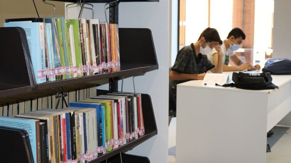 Kütüphaneciler bir öğrencinin eğitim masraflarını karşılayacak