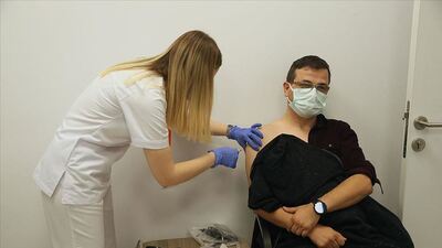 Almanya'dan getirilen koronavirüs aşısı Sakarya ve Kocaeli'de gönüllülere uygulanmaya başlandı