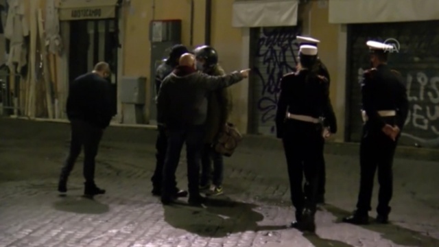 Napoli'de sokağa çıkma yasağı protestosu