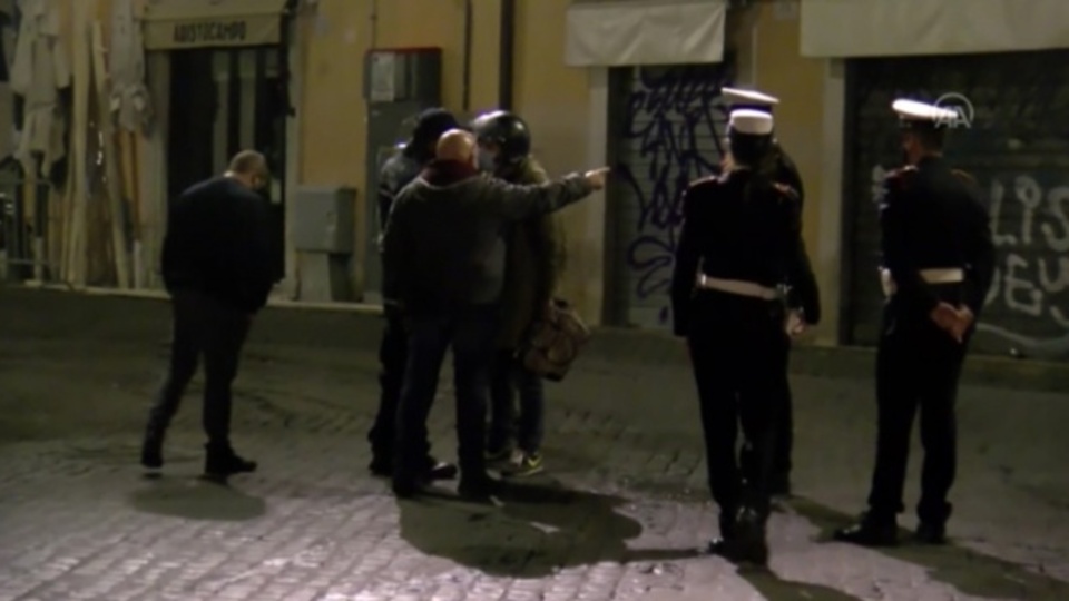 Napoli'de sokağa çıkma yasağı protestosu
