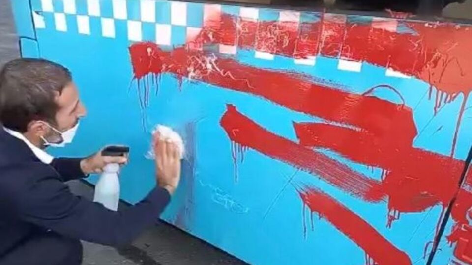 Otobüse binemeyen kadın kırmızıya boyadı!