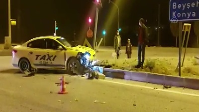 Isparta'da ticari taksiyle motosiklet çarpıştı