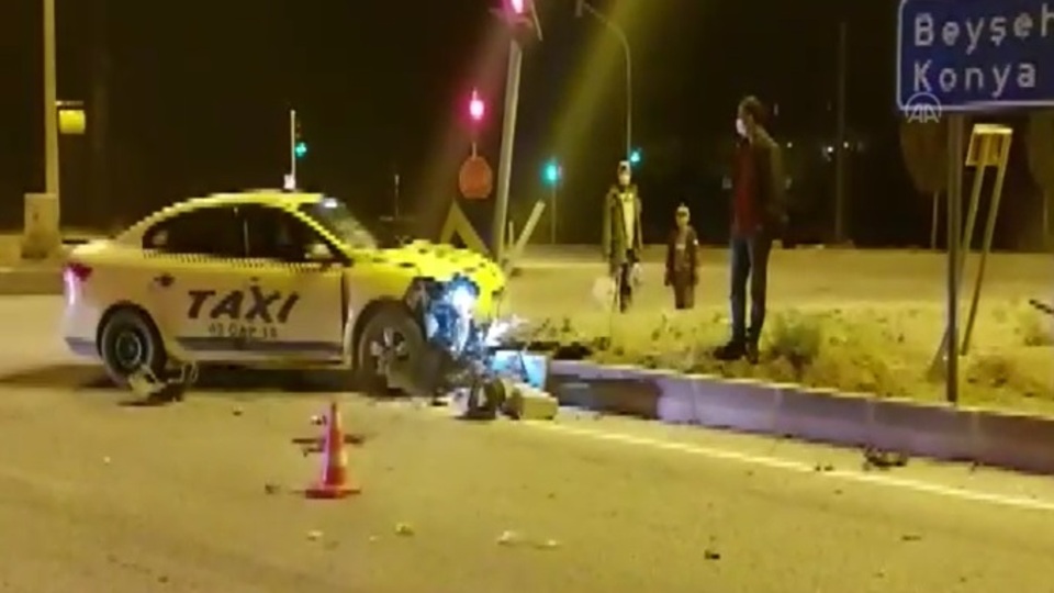 Isparta'da ticari taksiyle motosiklet çarpıştı