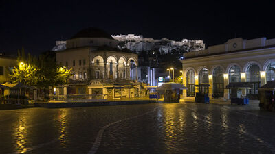 Yunanistan'da sokağa çıkma yasağı başladı