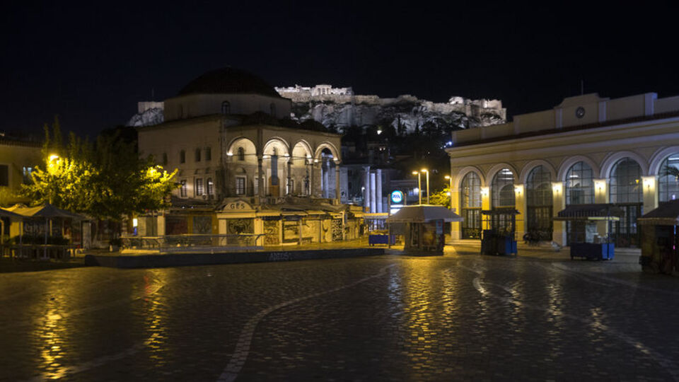 Yunanistan'da sokağa çıkma yasağı başladı