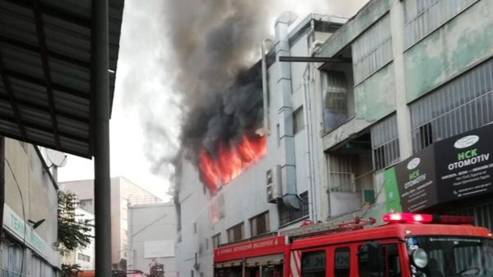 Kağıthane'de iş merkezinde yangın
