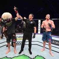 Khabib dövüşü bıraktı!