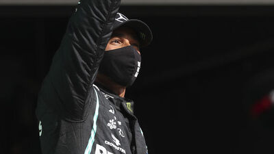 Hamilton tarihe geçti!