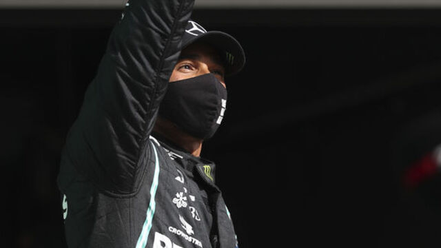 Hamilton tarihe geçti!