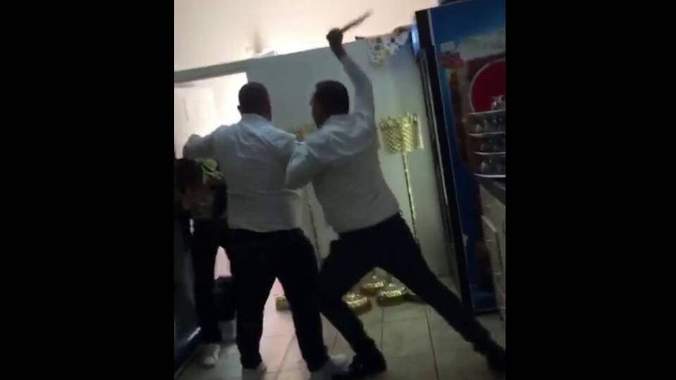 'Kafe sapığı'na sopalı dayak!