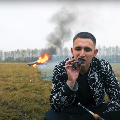 Önce aracını yaktı, sonra mangal yaptı!