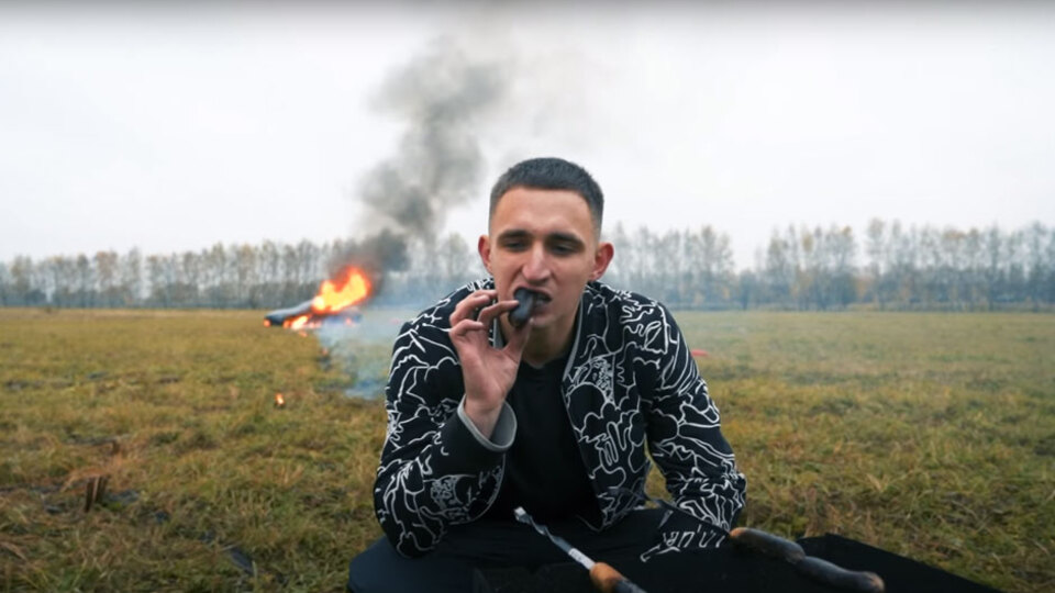 Önce aracını yaktı, sonra mangal yaptı!