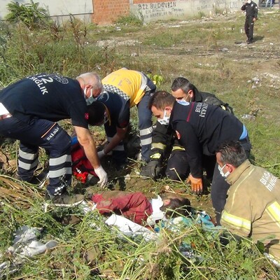 Otların arasında yatan genç toprağa gömüldü!