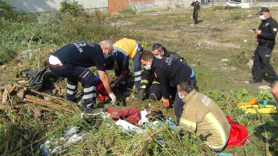 Otların arasında yatan genç toprağa gömüldü!