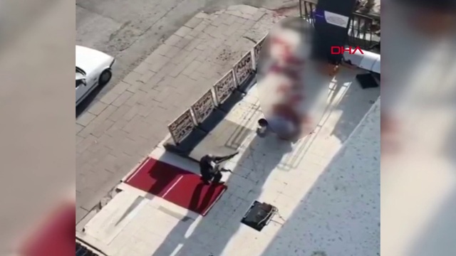 Pompalı tüfekle vurup, başında bekledi!