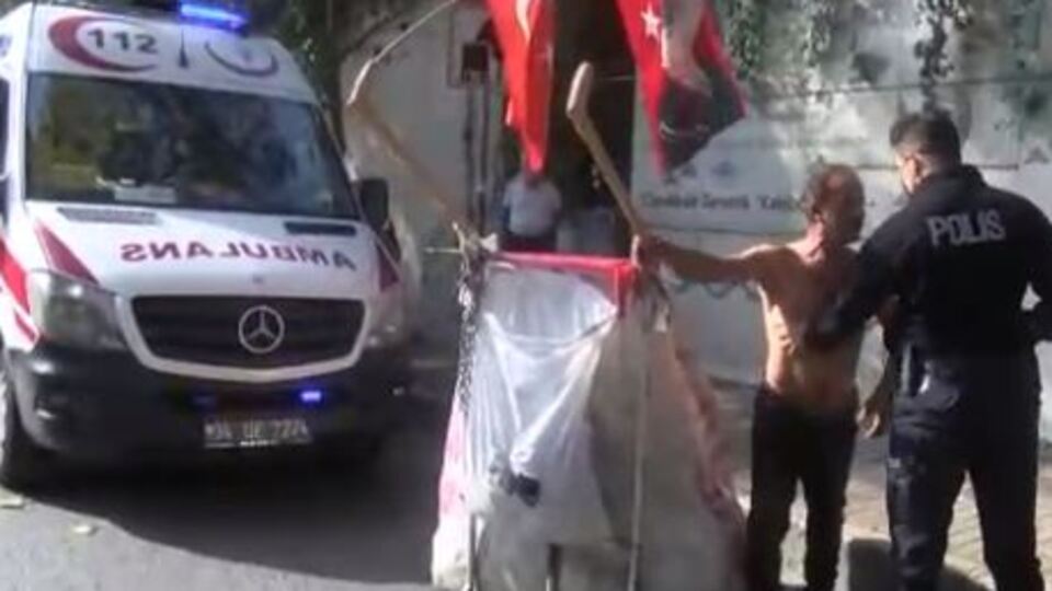 Baygınlık geçirdi, ayılınca sağlıkçılara saldırdı!