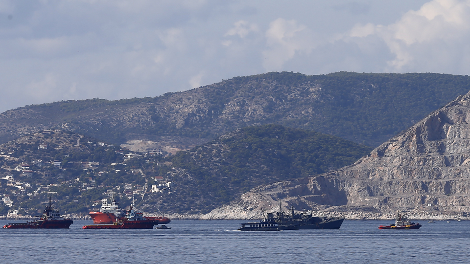 Yunanistan'da gemi kazası: Donanma gemisi ağır hasar aldı!
