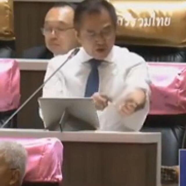 Tayland parlamentosunda hareketli anlar: Milletvekili kolunu kesti!