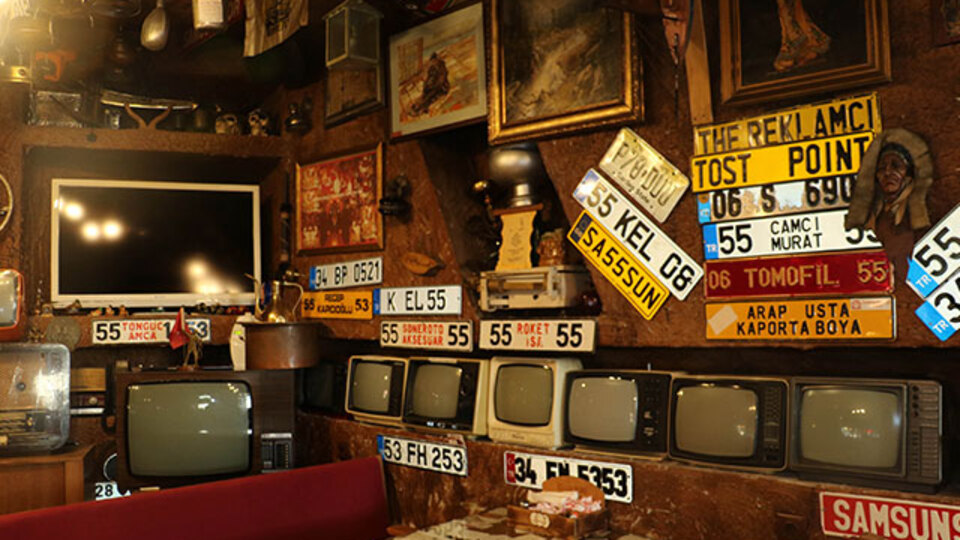 1 milyon parça biriktirdi! Lokantayı müzeye çevirdi