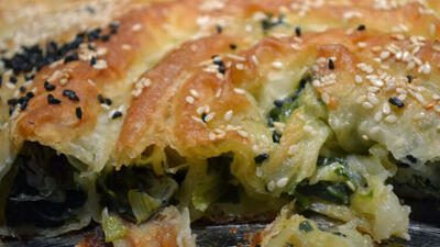 Hazır yufkadan ıspanaklı peynir börek tarifi