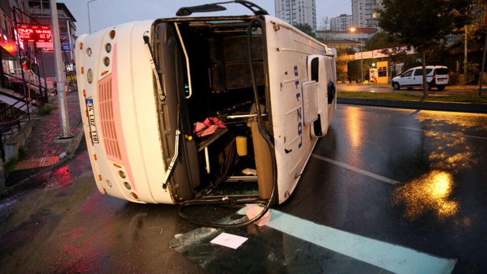 Servis aracı devrildi: Yaralılar var