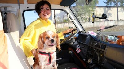 'Düldül'üyle il il gezerek sokak hayvanlarını besliyor