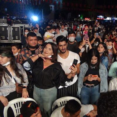 Konserde korona unutuldu