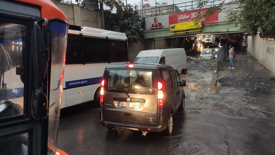 İstanbul'da sağanak yağışta yine aynı görüntüler!