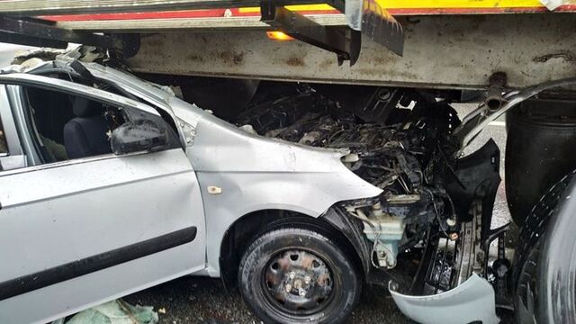 İzmir'de zincirleme kaza! 9 araç, 10 yaralı